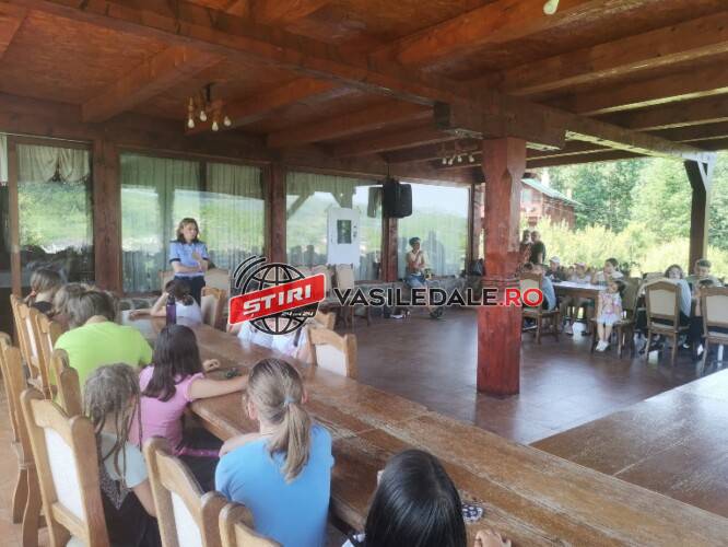 Polițiștii de prevenire și jandarmii montani, alături de copiii din tabăra de la Săliştea de Sus