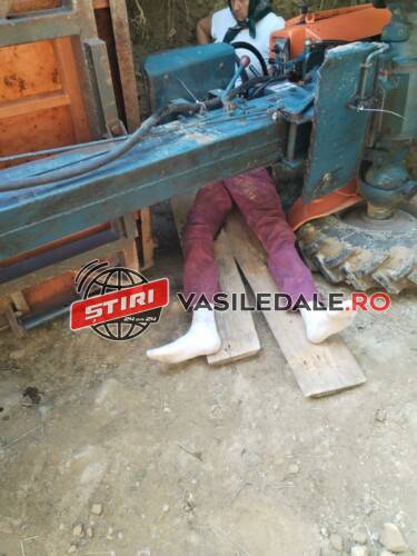 EXCLUSIV – ÎN STARE CRITICĂ: Un bărbat din Poienile de sub Munte s-a răsturnat cu tractorul și a fost prins sub el (foto/video)