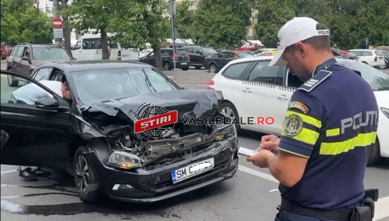 EXCLUSIV VIDEO: Impact între două autoturisme la o trecere pentru pietoni din Baia Mare