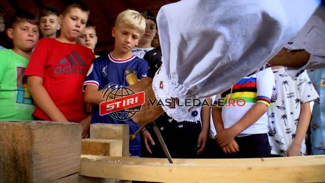 Experienţă unică la poalele munţilor Maramureş. Localnicii s-au transformat în ghizi pentru zeci de copii