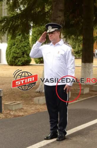 FOTO: DEMISIA TOVARĂȘE MILIȚIAN – Chestorul șef-adjunct de poliție Benone Matei primește onorul militar… cu telefonul mobil în mână!