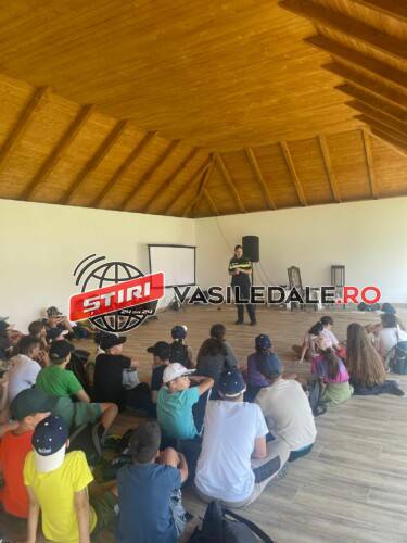 TABERELE DE VARĂ, BUCURIA COPIILOR: Polițiștii Biroului Siguranța Şcolară, prezenți în tabăra de vară de la Oncești