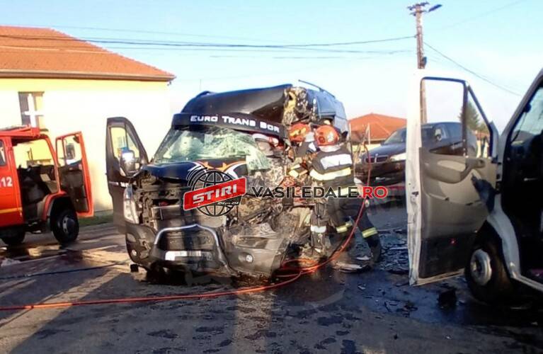 ACCIDENT GRAV ÎN DOROLŢ: Maramureşean rănit grav după coliziunea frontală dintre un microbuz un autoturism