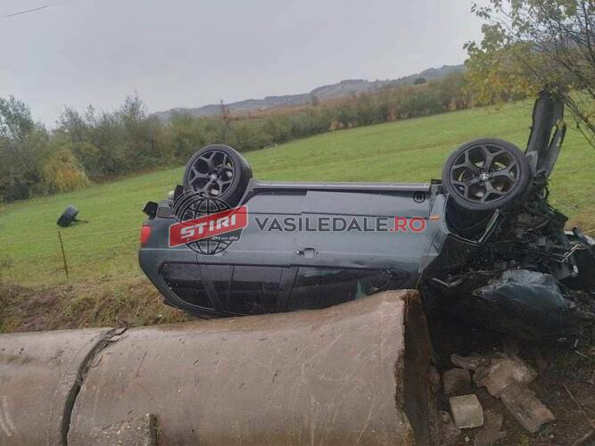 FOTO: Autoturism răsturnat pe plafon, în Lăpuș
