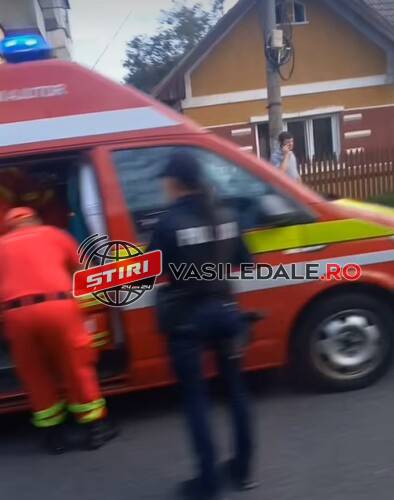 O femeie care traversa DN18 pe trecerea pentru pietoni a fost lovită de o mașină (foto)