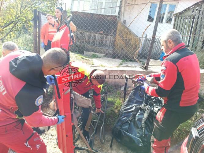Salvamontiștii au intervenit pentru coborârea a unei bătrâne bolnave dintr-o zonă greu accesbilă a orașului Vișeu de Sus