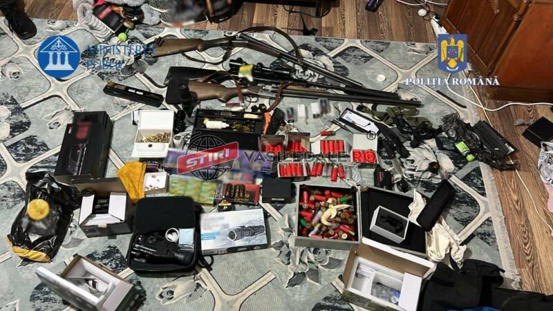 EXCLUSIVITATE VIDEO – Feciorul viceprimarului din Coroieni săltat de mascați. Au fost găsite arme, mii de cartușe, carne de vânat, trofee (actualizare)