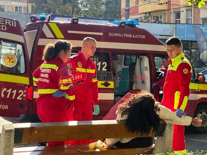 EXCLUSIV: Țipete și urlete în stradă – O tânără a fost dusă la Spitalul Județean de Urgență Baia Mare (VIDEO)