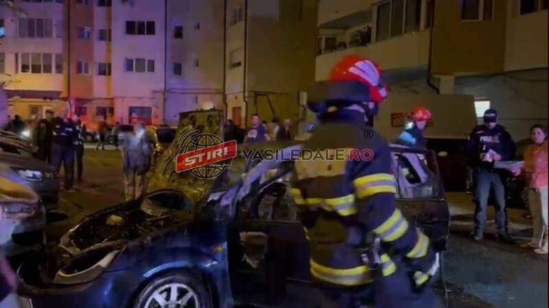VIDEO: O mașină a luat foc în timp ce era parcată. Alte trei autoturisme afectate de flăcări