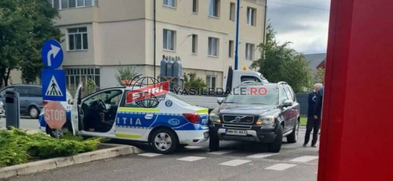 EXCLUSIV FOTO: Autospecială de poliție, acroșată de un autoturism condus de un bărbat în vârstă de 67 de ani