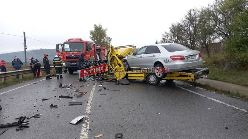 VIDEO: O autospecială de tractări auto ce avea pe platformă o mașina înmatriculată în Maramureș s-a ciocnit violent de un TIR. Două persoane au rămas încarcerate