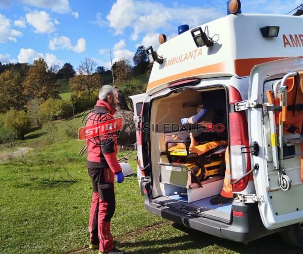 ACȚIUNE SALVAMONT: Femeie bolnavă, coborâtă dintr-o zonă greu accesibilă din Bistra