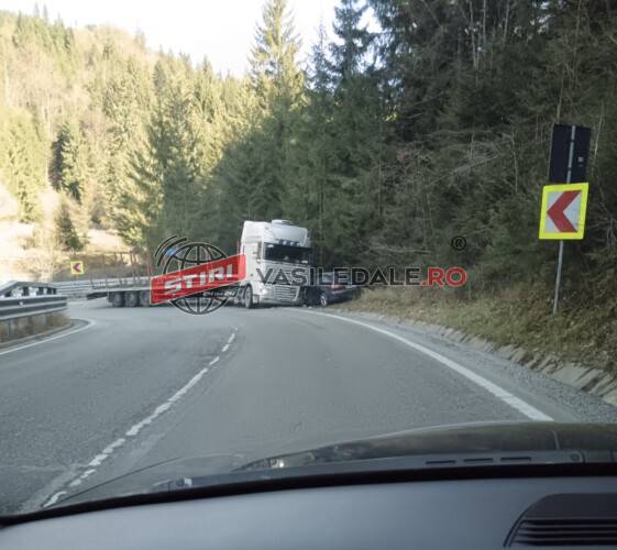 EXCLUSIV VIDEO: DN18, pasul PRISLOP Un autotrailler a ajuns pe contrasens după ce a alunecat într-o curbă și a lovit două mașini