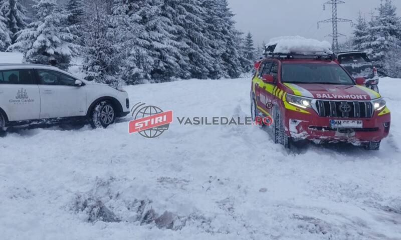FOTO, VIDEO: O familie cu doi copii s-a împotmolit cu mașina în zăpadă în Pasul Rotunda. Sunta ajutați de salvamontiști
