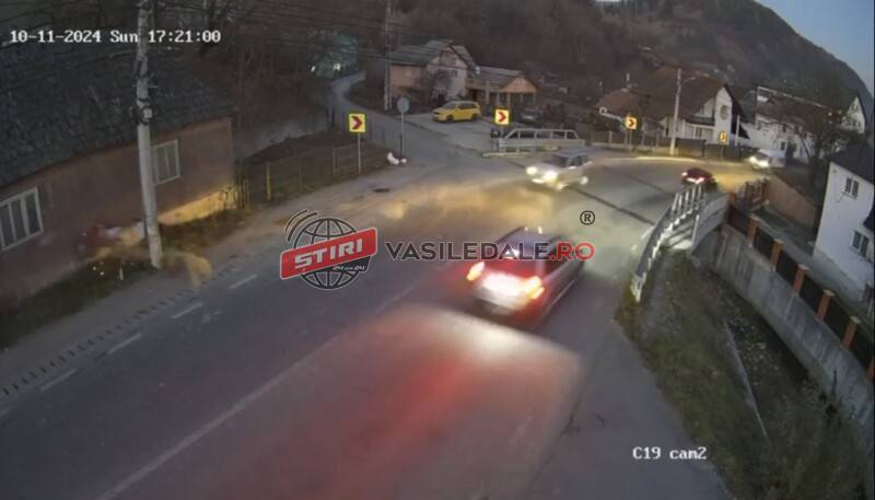 EXCLUSIV VIDEO : Avem imaginile impactului unui motociclist cu un stâlp din beton la Moisei (cameră supraveghere)