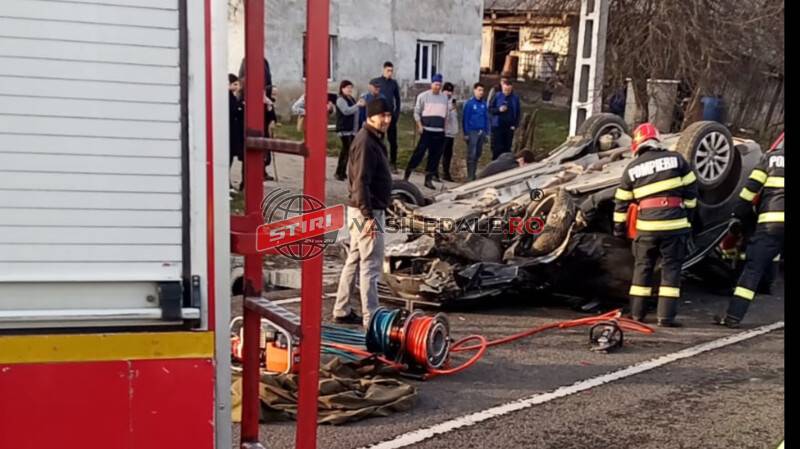 EXCLUSIV FOTO: Accident grav în pasul Hera. Șoferul a fost scos de pompieri