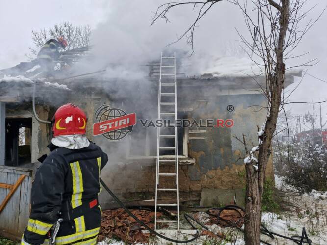 FOTO: O casă a luat foc la Băsești. Un bărbat s-a ales cu arsuri