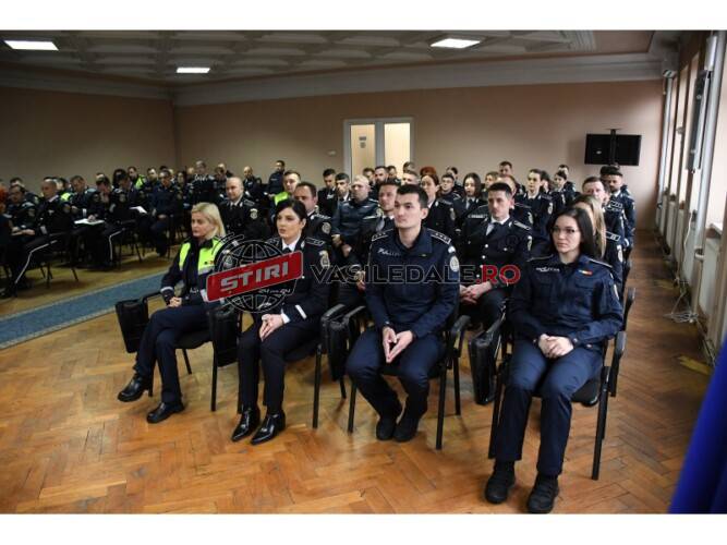 24 de polițiști avansați în grad cu ocazia Zilei României