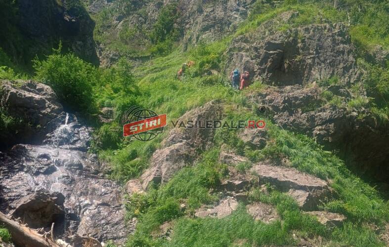 FOTO: Salvamontiștii au plantat stâlpi pentru marcarea unor cărări, benefice pentru turiști, dar și pentru refugiații ucraineni