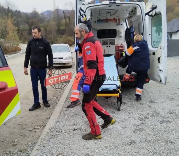 ACȚIUNE SALVAMONT: Cioban bolnav, coborât din Sălișea de Sus, dintr-o zonă greu accesibilă