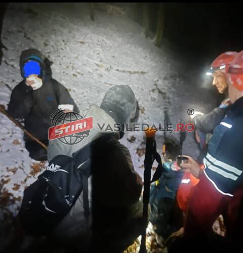 FOTO: Doi ucraineni coborâți de salvamontiști din Munții Maramureșului