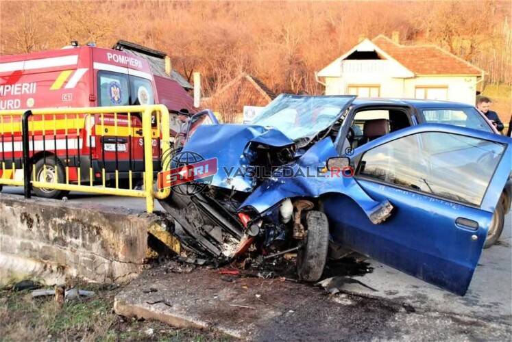 ACCIDENT LA CICÂRLĂU: Un bărbat de 79 de ani a murit după ce a intrat cu mașina într-un cap de pod