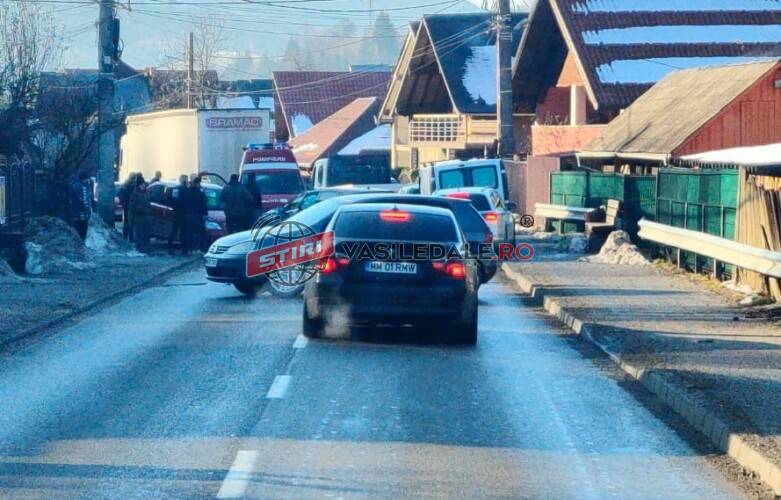 EXCLUSIV FOTO: Impact violent între două autoturisme în Baia Borșa. O persoană rănită