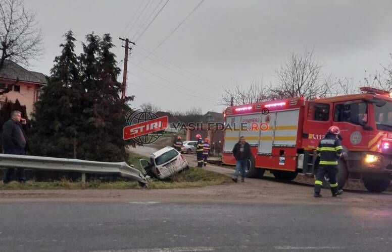 FOTO: Mașină răsturnată la Cernești. Șoferul transporat la spital (actualizare)