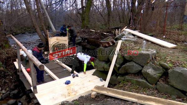 O „comoară” românească, salvată de meşteri japonezi. Au venit de la aproape 9.000 km să îi ajute pe localnicii din Săpânţa