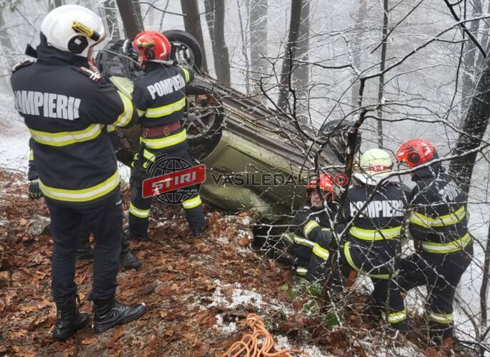 FOTO: O turistă din Constanța s-a izbit cu mașina de un copac în zona Barajului Firiza