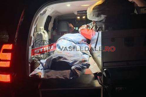 MOISEI: Bătrânul bolnav preluat și dus de urgență la unitatea medicală cu ajutorul salvamontiștilor dintr-o zonă cu acces dificil