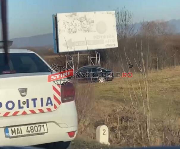 VIDEO / ACCIDENT PE DN 1C: Un șofer a ajuns cu mașina pe câmp și a intrat în coliziune cu un panou publicitar