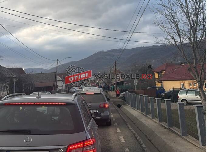 ACCIDENT PE DN18: O mașină s-a izbit de un cap de pod la Vișeu de Jos. O familie de ucraineni implicată (video) – actualizare