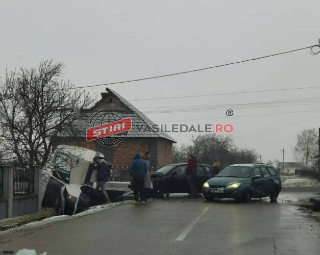 FOTO: O autoutilitară a ajuns în șanț după coliziune cu u autoturism, la Viile Apei