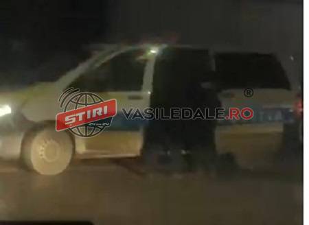 ACȚIUNEA BLOCADA: La Poienile de Sub Munte polițiștii si mascatii au verificat 24 de autovehicule