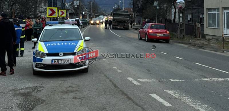 FOTO: O femeie care traversa neregulamentar a fost lovită de un camion pe DN18