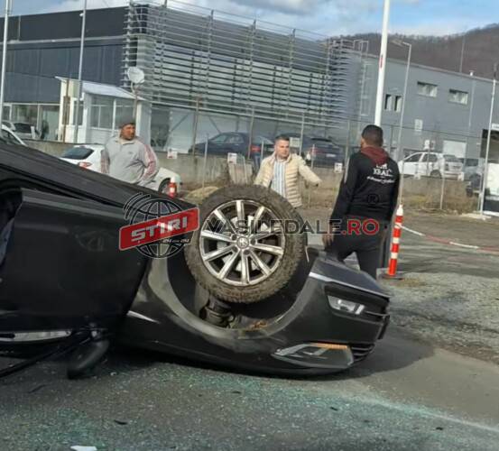 FOTO: O mașină în care se aflau o mamă cu doi copii s-a răsturnat în zona Dura – actualizare