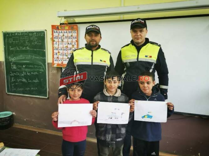 VĂLENII LĂPUȘULUI: Poliţiştii sunt printre elevi, pentru siguranţa lor