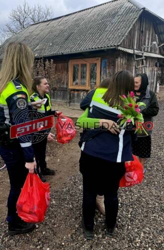 Polițistele Secției 5 Poliție Rurală Ocna Șugatag au adus zâmbetul în ochii unei fetițe