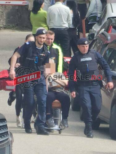 Sprijin acordat de jandarmi unei femei care se simțea rău la Mănăstirea Sfânta Ana de la Rohia (foto)