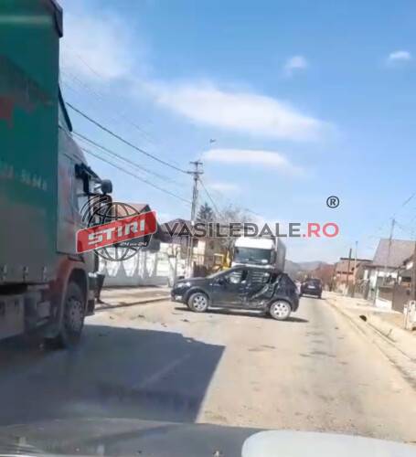 VIDEO: Coliziune între două autoturisme, produsă din cauza neatenției