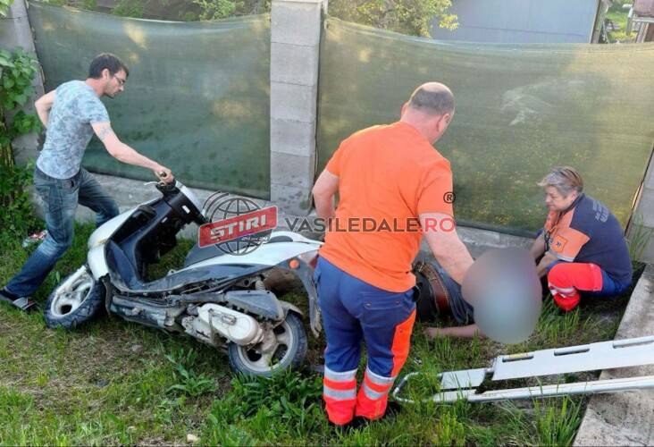 TRAGEDIE LA ȘOMCUTA MARE: Un bărbat fără permis a murit după ce s-a lovit cu mopedul de un gard (foto)