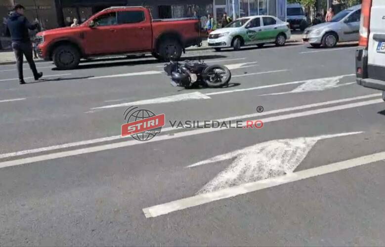 VIDEO: O șoferiță a lovit un motociclist după ce a pătruns pe culoarea roșie a semaforului într-o intersecție din Baia Mare