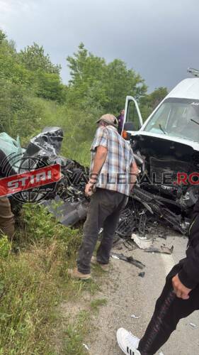 EXCLUSIV VIDEO: Accident înfiorător la Remeți pe Someș. 6 victime după ce un autoturism s-a izbit de un microbuz – actualizare