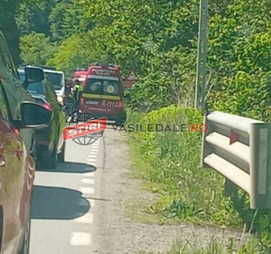 EXCLUSIV FOTO: Două persoane au ajuns la spital după ce un autocar a intrat în coliziune cu un autoturism