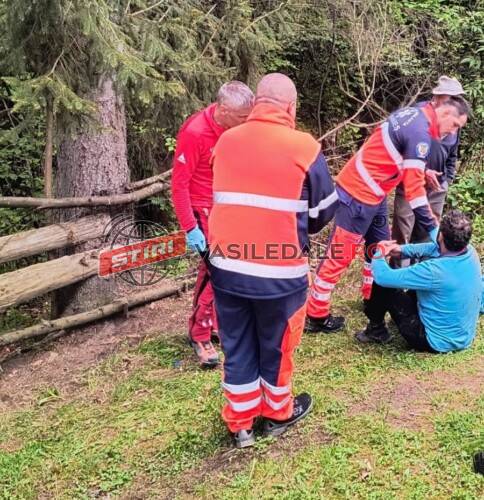 POIENILE DE SUB MUNTE: Bărbat cu probleme medicale, coborât de salvamontiști dintr-o zonă greu accesibilă