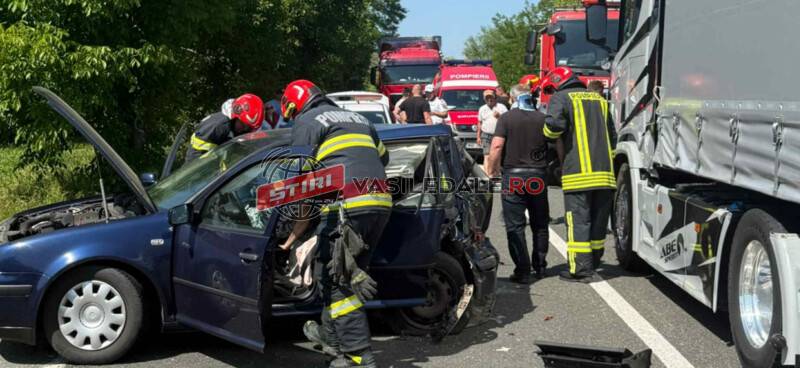 ACTUALIZARE: Impact între un autotren și un autoturism la intrare în Buciumi pe DN1C. 2 victime (FOTO)