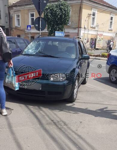 FOTO / SIGHETU MARMAȚIEI: O șoferiță de 18 ani a lovit cu mașina un bătrân pe trecerea pntru pietoni