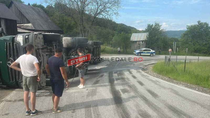 VIDEO: DN17C Săcel – Dealul Ștefăniței blocat după ce un tir cu lemne s-a răsturnat într-o curbă