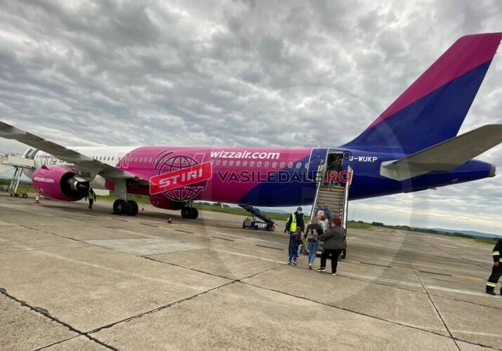 Scandal într-un avion, pe Aeroportul Satu Mare. Maramureșean recalcitrant, dat jos de piloți și amendat de polițiști